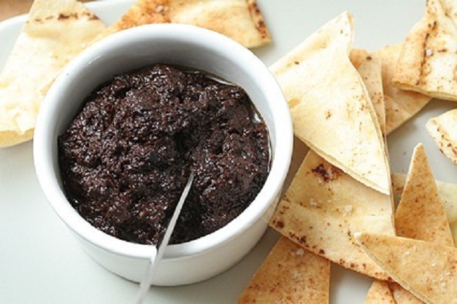 tapenade-crakers