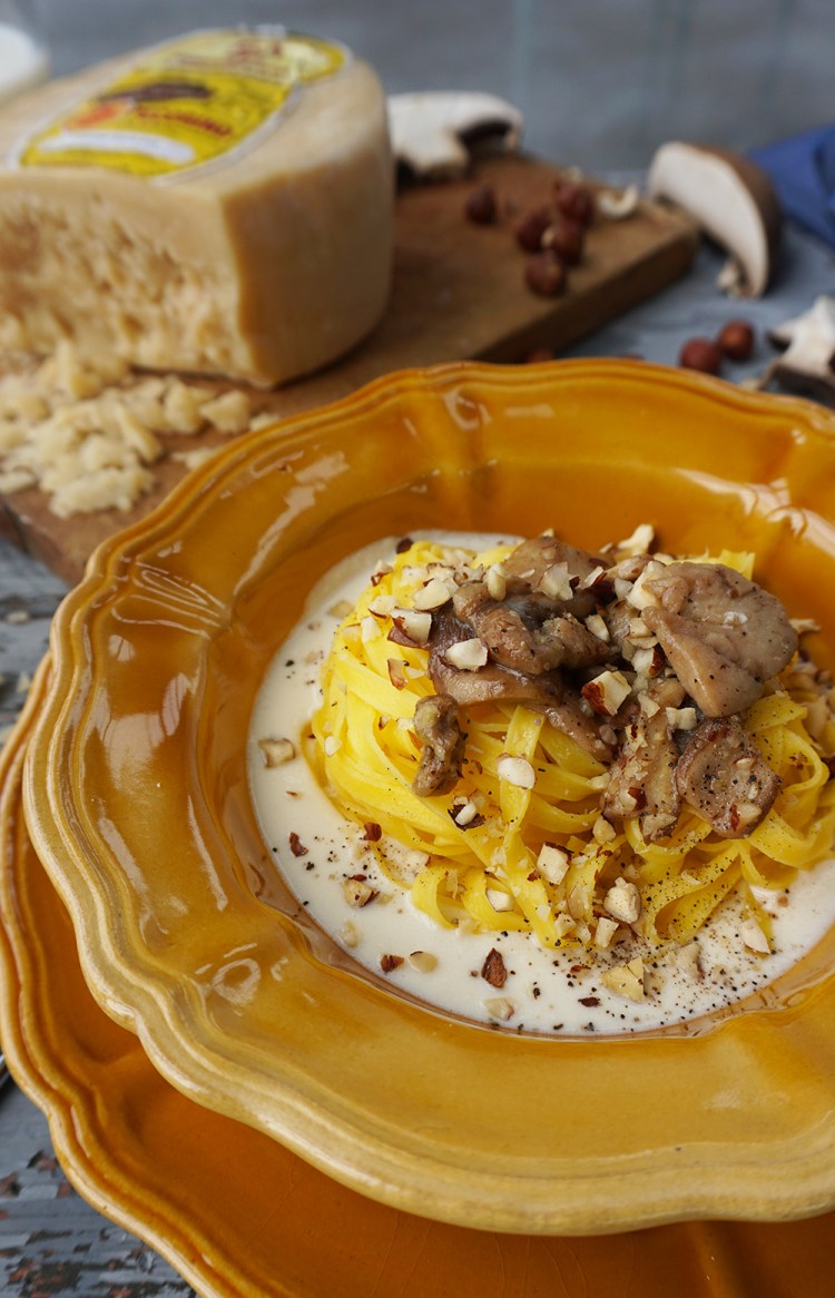 tagliatelline con fonduta di formaggio di Fossa porcini e nocciole | foodtripandmore 